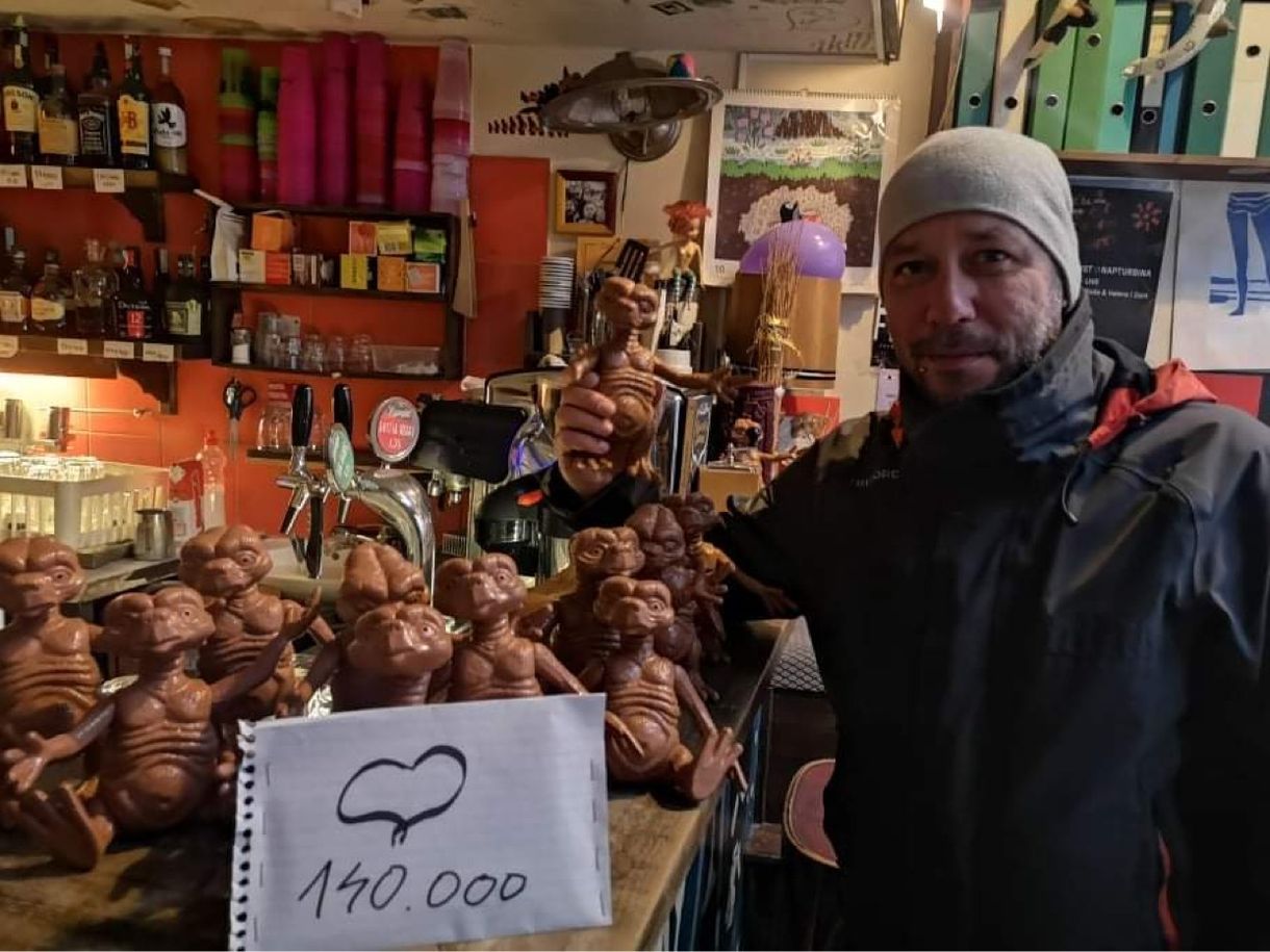 Műanyag E.T.-k eladásával segít egy kávézó a Bike Maffiának és a Heti Betevőnek