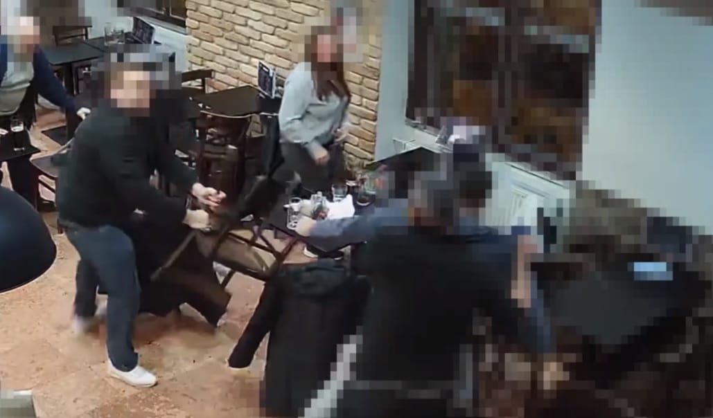 Székkel verték egymást egy budapesti kocsma vendégei, az ügyészség vádat emelt – videó