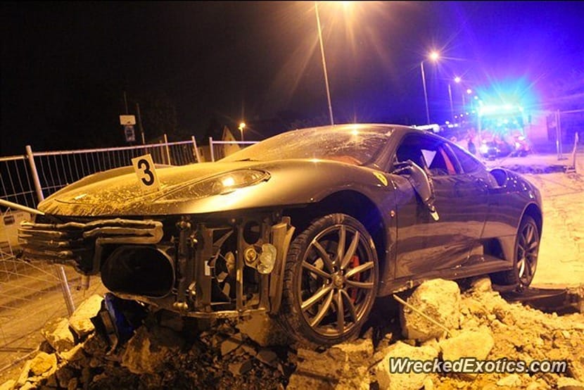 Őrült autós üldözés után tört rommá egy Ferrari