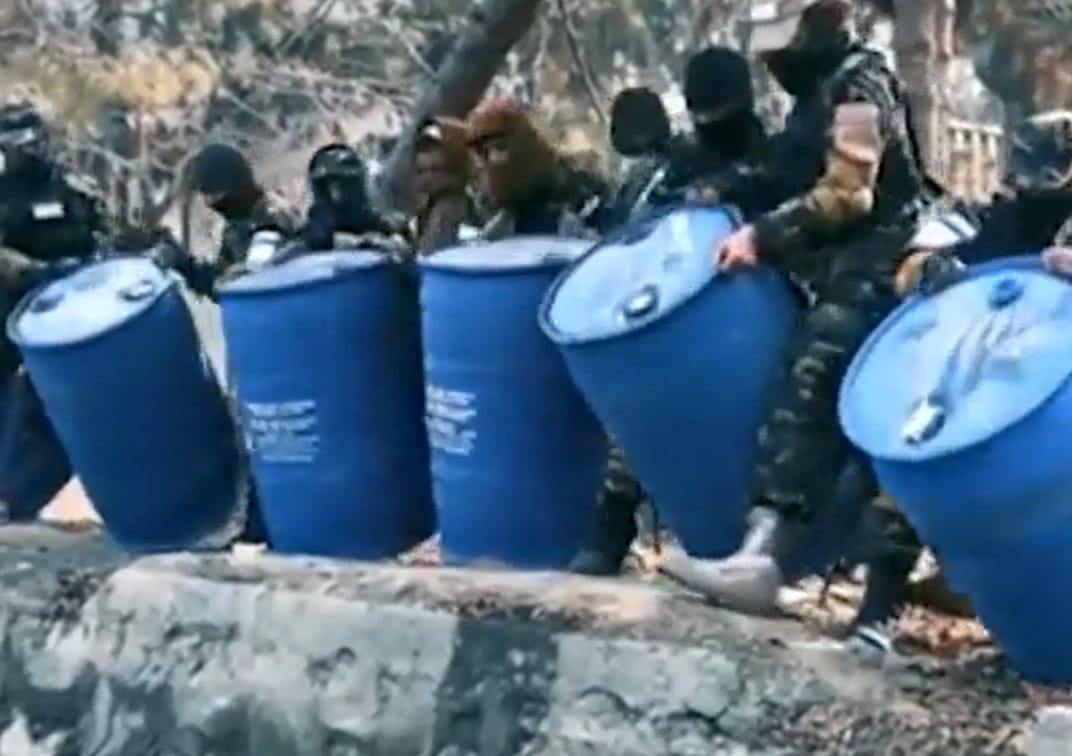 3000 liter alkoholt öntöttek a csatornába a tálibok Kabulban – videó