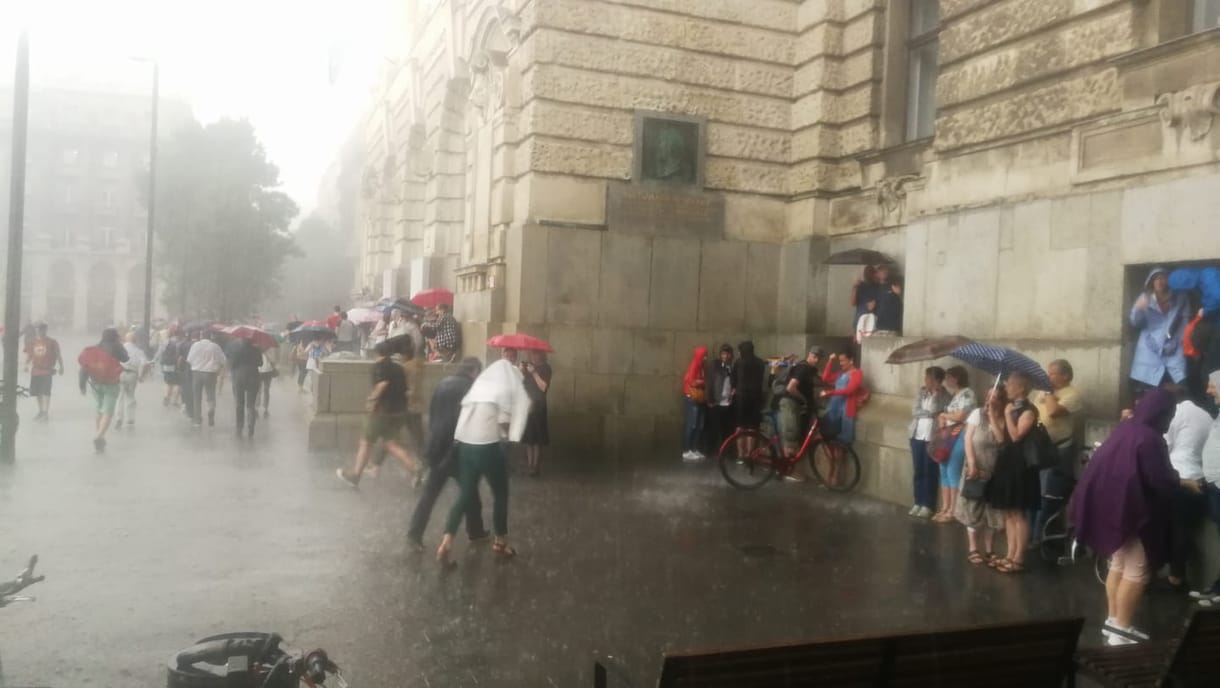 Ömlő esőben menekülnek a tüntetők