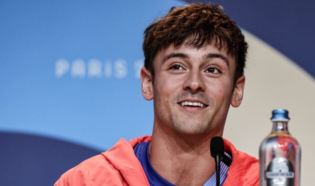 Hasizmok, kötőtűk és az ellenállhatatlan mosoly: Tom Daley olimpiai bajnokból lett férj, apa és forradalmár
