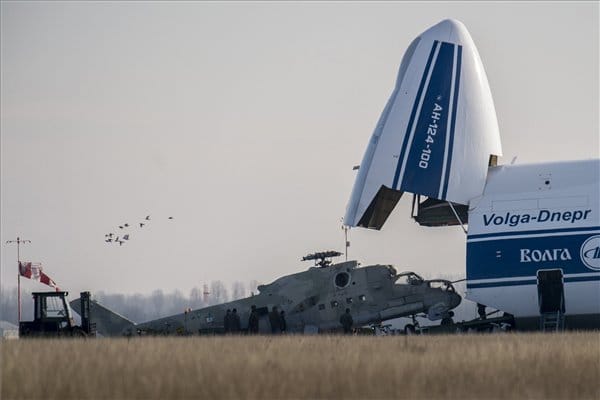 Négy magyar helikoptert nyelt le az óriásgép - fotók