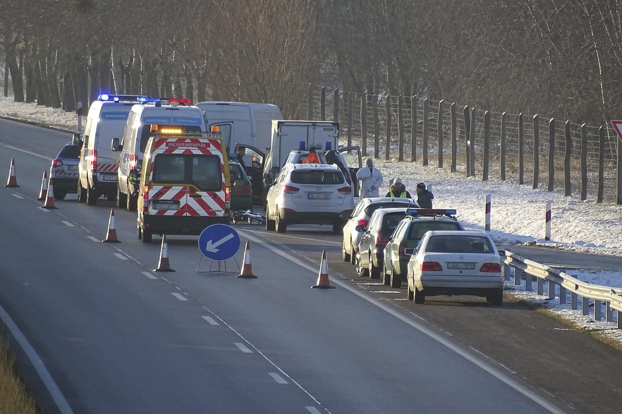 Rendőrök őrzik az M5-ösön történt lövöldözés túlélőjét