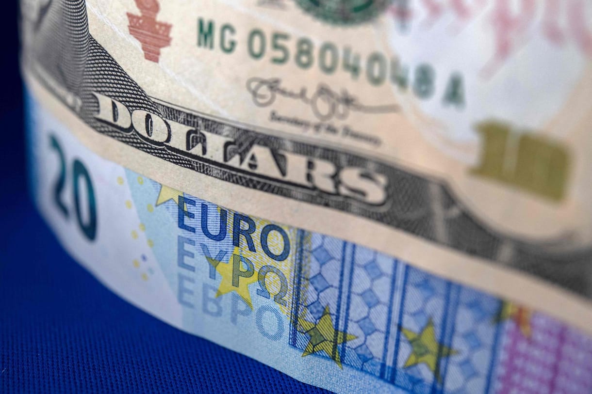 A forint kétéves dollármélypontra gyengült, az euróval szemben erősödött