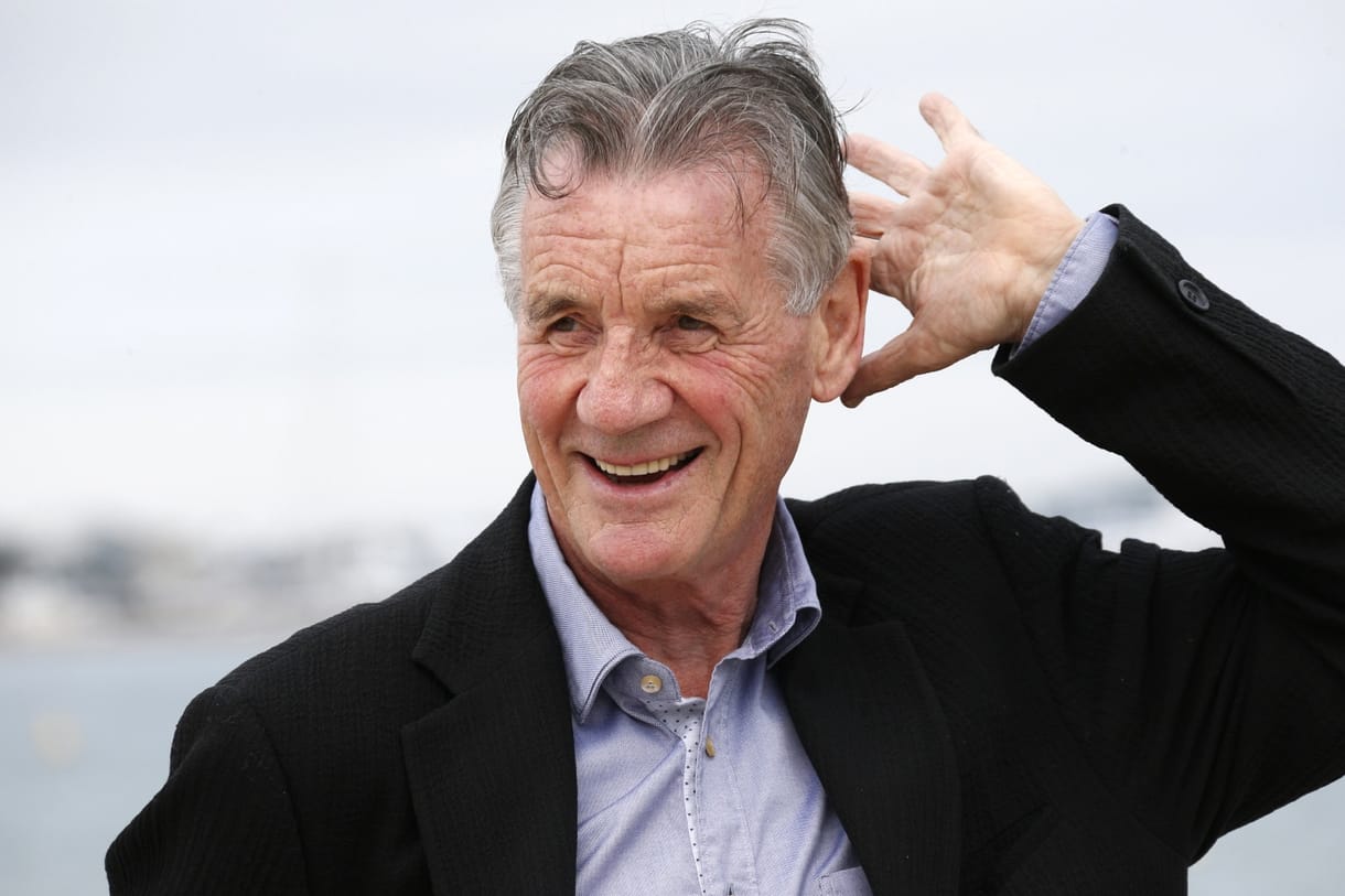 Első fellépésén leesett a színpadról, a Monty Pythonban viszont egy világot nevettetett meg – 80 éves Michael Palin