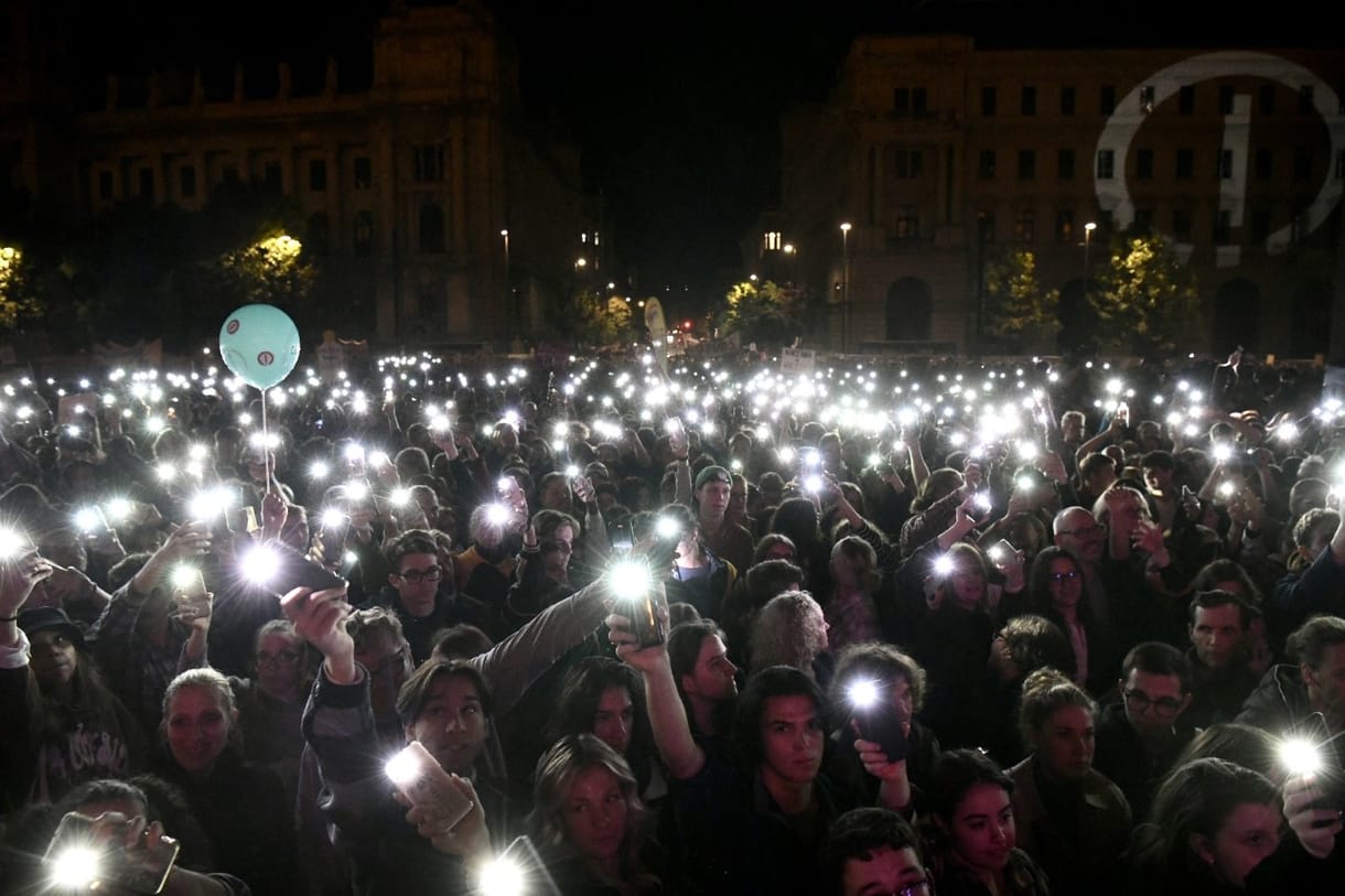 Több tízezren gyűltek össze tüntetni a Kossuth téren