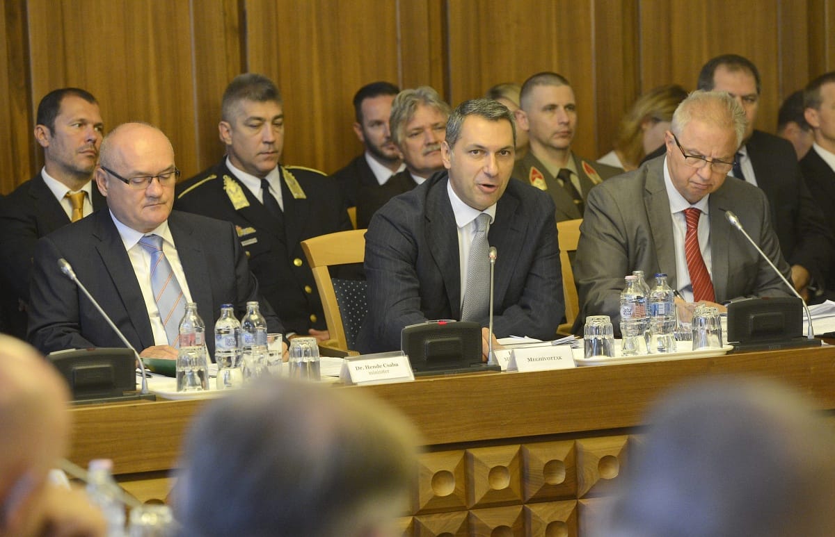 Követelőző menekültekre panaszkodnak a nagy összevont bizottsági ülésen