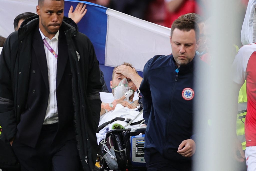 Összeesett a pályán Christian Eriksen, újraélesztették, állapota stabil