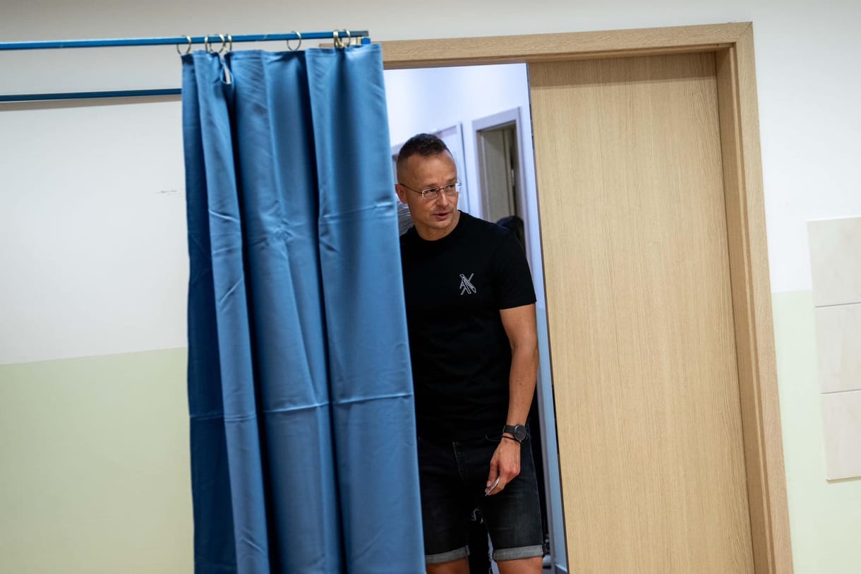 Szijjártó Péter felkapott egy Armani pólót és reggel hatkor már a szavazókörben volt