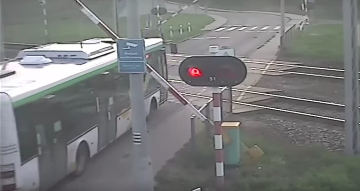 Pirosnál hajtott a sínekre a busz, és jött a vonat is – videó