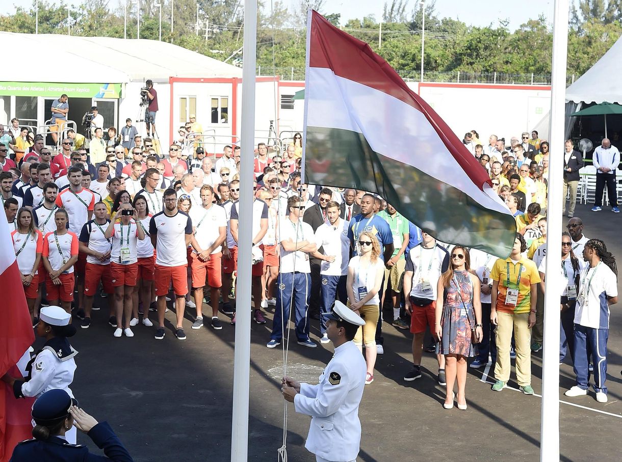 Felvonták a magyar zászlót Rióban, aztán táncoltak