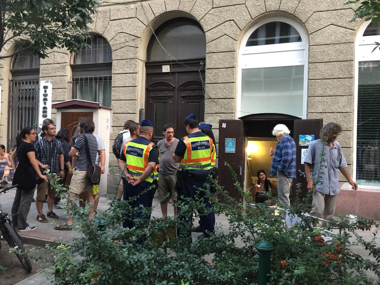Egyenruhások a Kétfarkú kocsmájánál - megszólalt a rendőrség