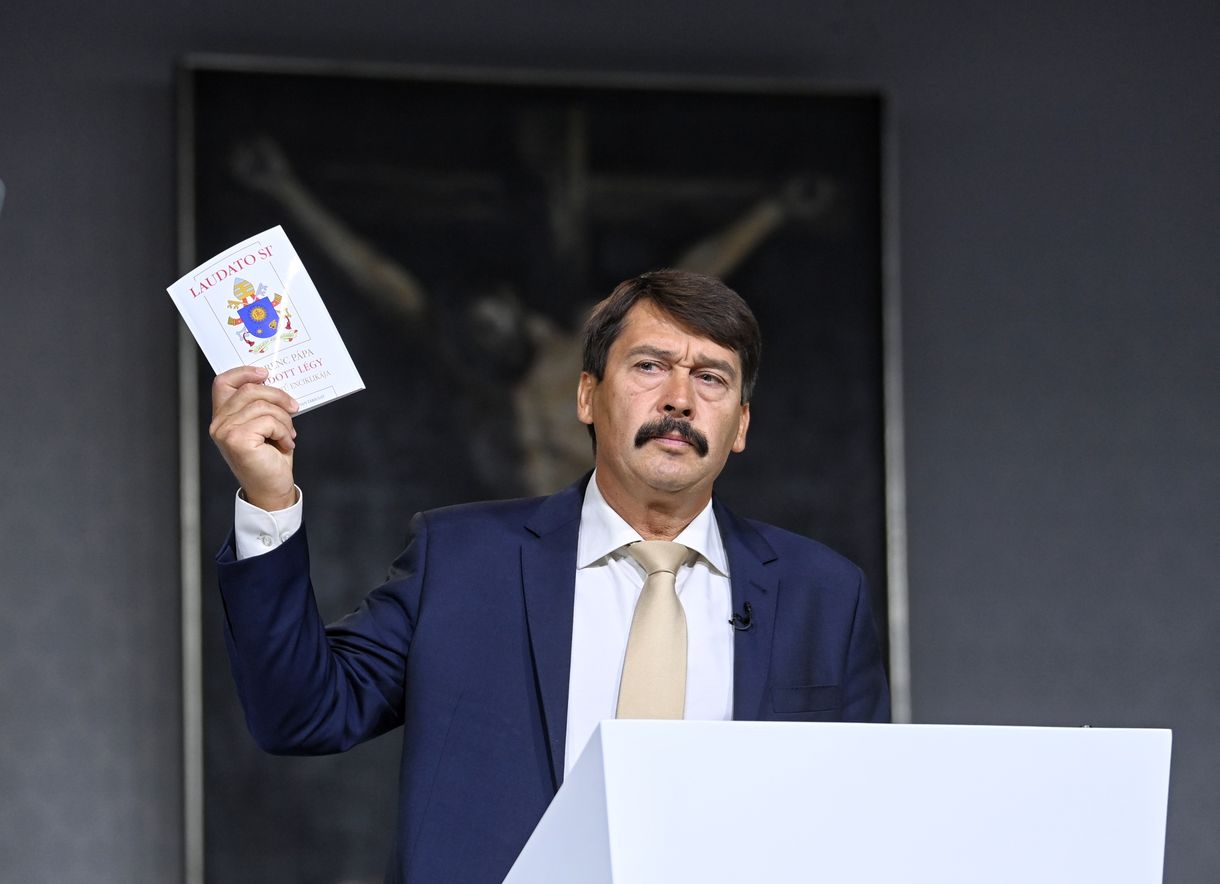 Új járdát kapott Áder János a rezidenciája elé