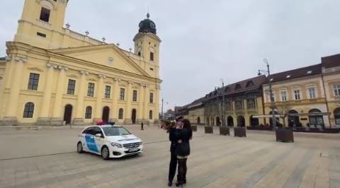 Rendőrautóval hajtott be a debreceni Nagytemplom elé, hogy megkérje a menyasszonya kezét (videó)