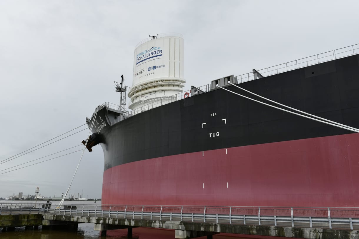 Útnak indult a világ első teherhajója, ami szélenergiával is megy