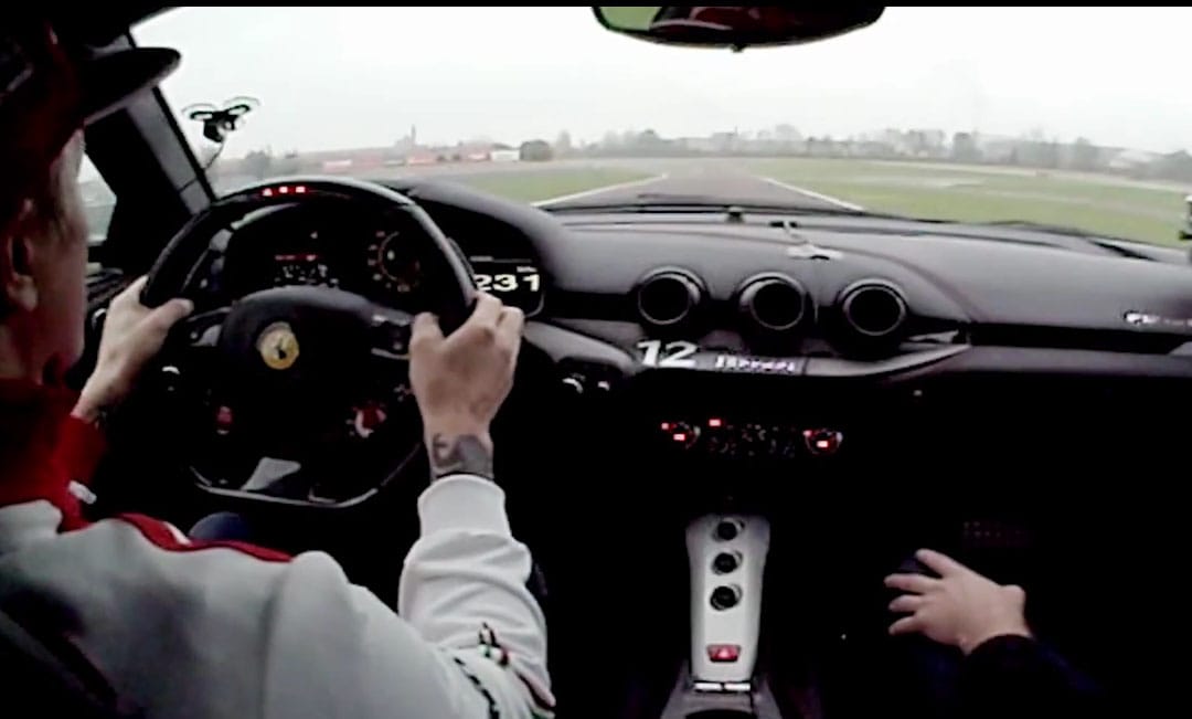 Ilyen, amikor Räikkönen vadulni kezd egy 730 lóerős utcai Ferrarival – videó