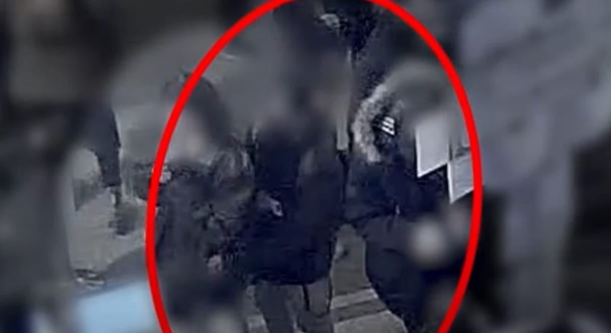 Vádat emeltek a zsebes ellen, aki egy ukrán menekülteket segítő önkéntest rámolt ki – videóval