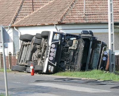 Fotók: 23 ezer liter körömlakk alapanyaggal borult fel egy kamion