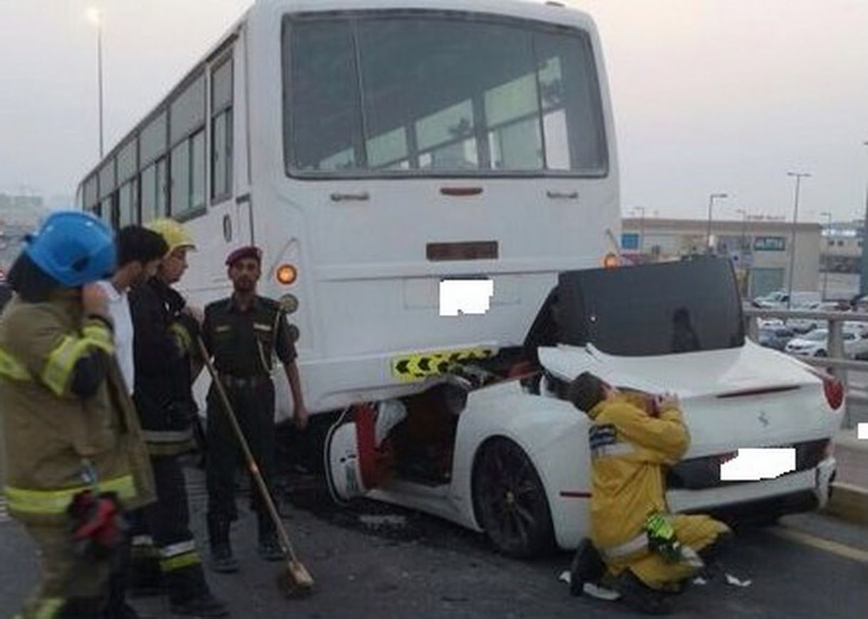 Busz alá fúródott egy Ferrari, túlélte a sofőr