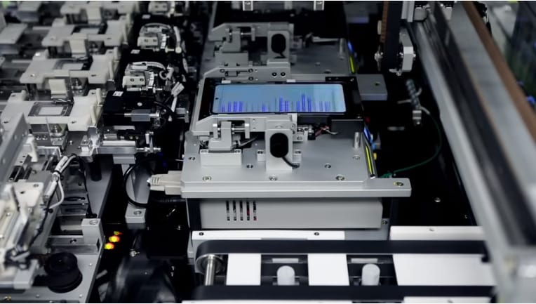 Videó a gyárból: így készül a Samsung spéci összecsukható telefonja