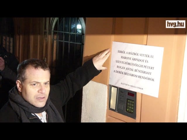 Videó: Rendőrökkel vitetné el Rogánt Juhász Péter