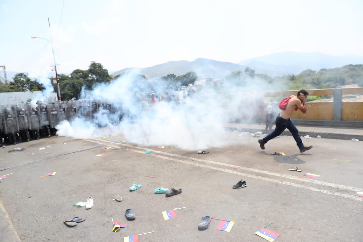 A venezuelai védelmi miniszter fegyverhasználattal fenyegetőzik