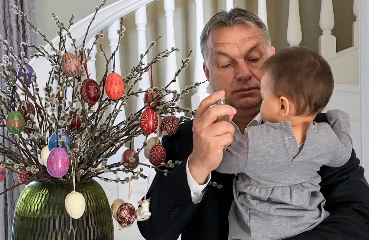 Meglocsolta unokáját Orbán - fotó