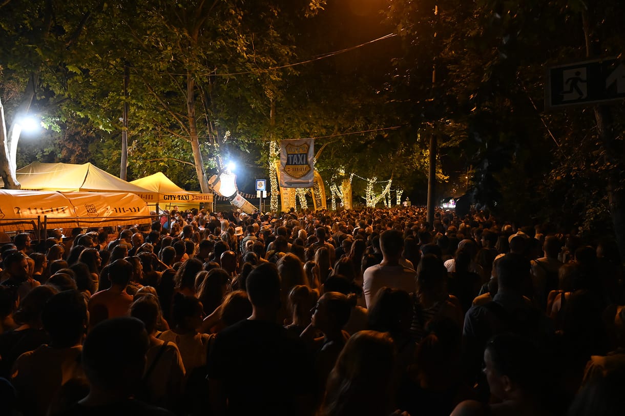 Tömegnyomor a Szigeten, a pultosok mentettek embereket, inogni kezdett a K-híd is
