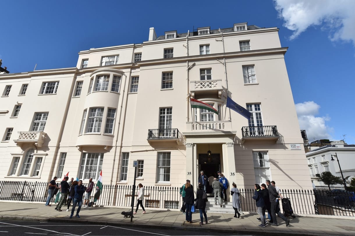 Igazi rémálom útlevelet igényelni a londoni magyar nagykövetségen