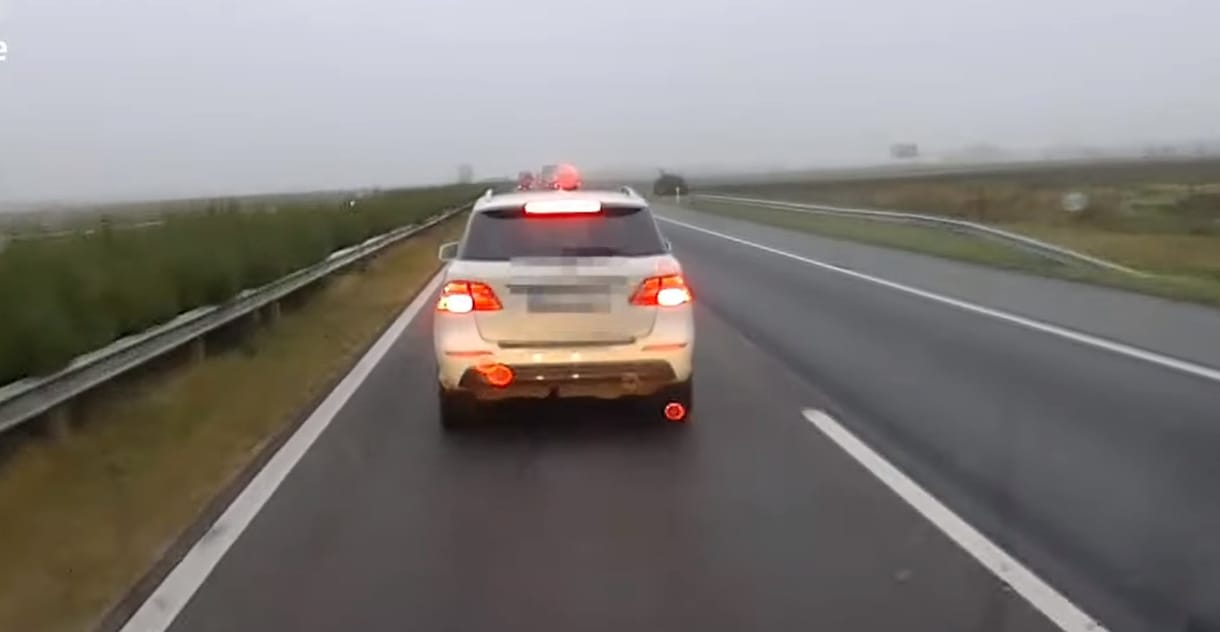 Fékezések sorozatával büntette a kisteherautót – videó