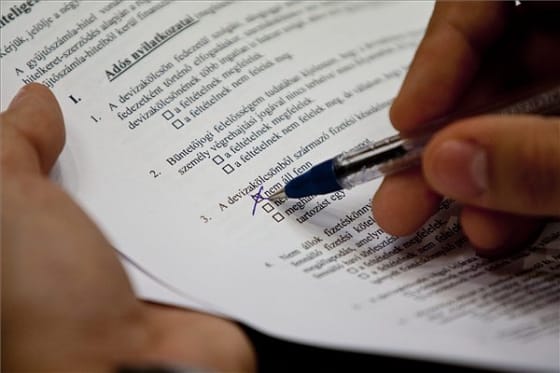 Ötvenmillióért reklámozza a kormány az árfolyamrögzítést