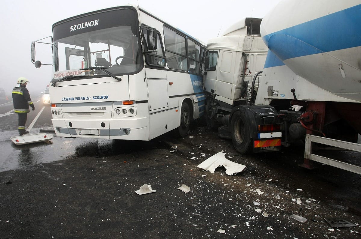 16 sérült: karambolozott egy menetrend szerinti busz