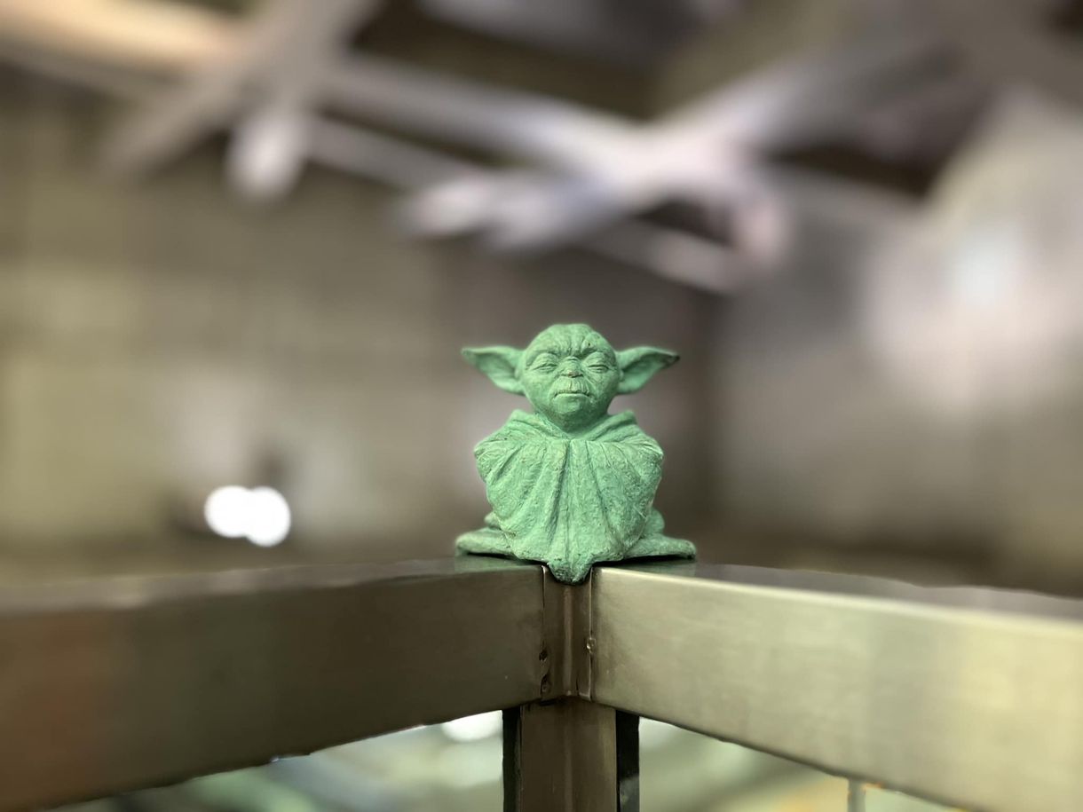 Yoda mesterről készített miniszobrot Kolodko Mihály a négyes metrónál