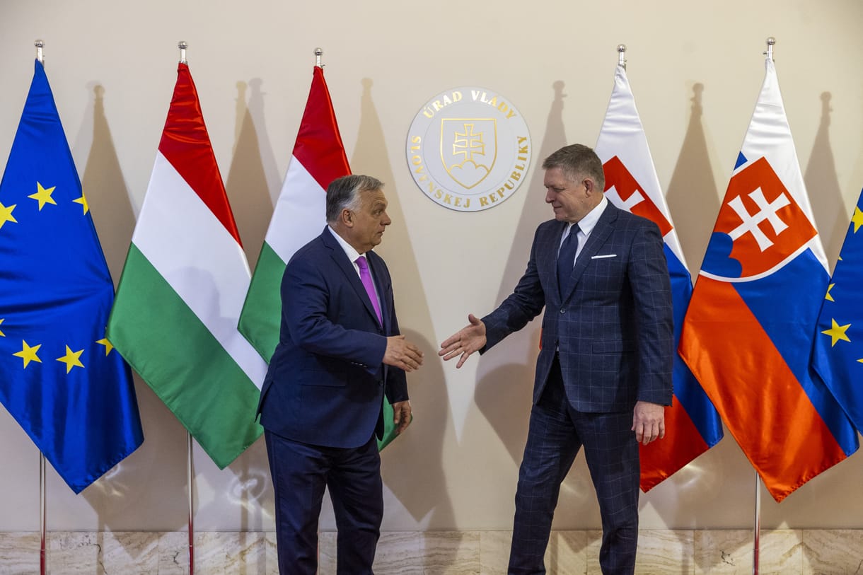 Süddeutsche-kommentár: Európának a saját érdeke, hogy fellépjen Orbán és Fico ellen