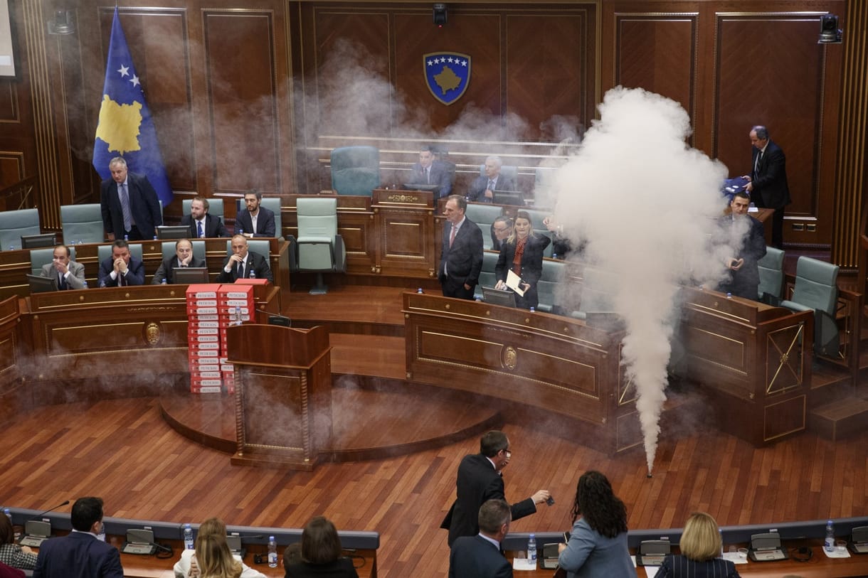 Akcióban az ultranacionalisták, megint könnygáz terítette be a koszovói parlament üléstermét – videó