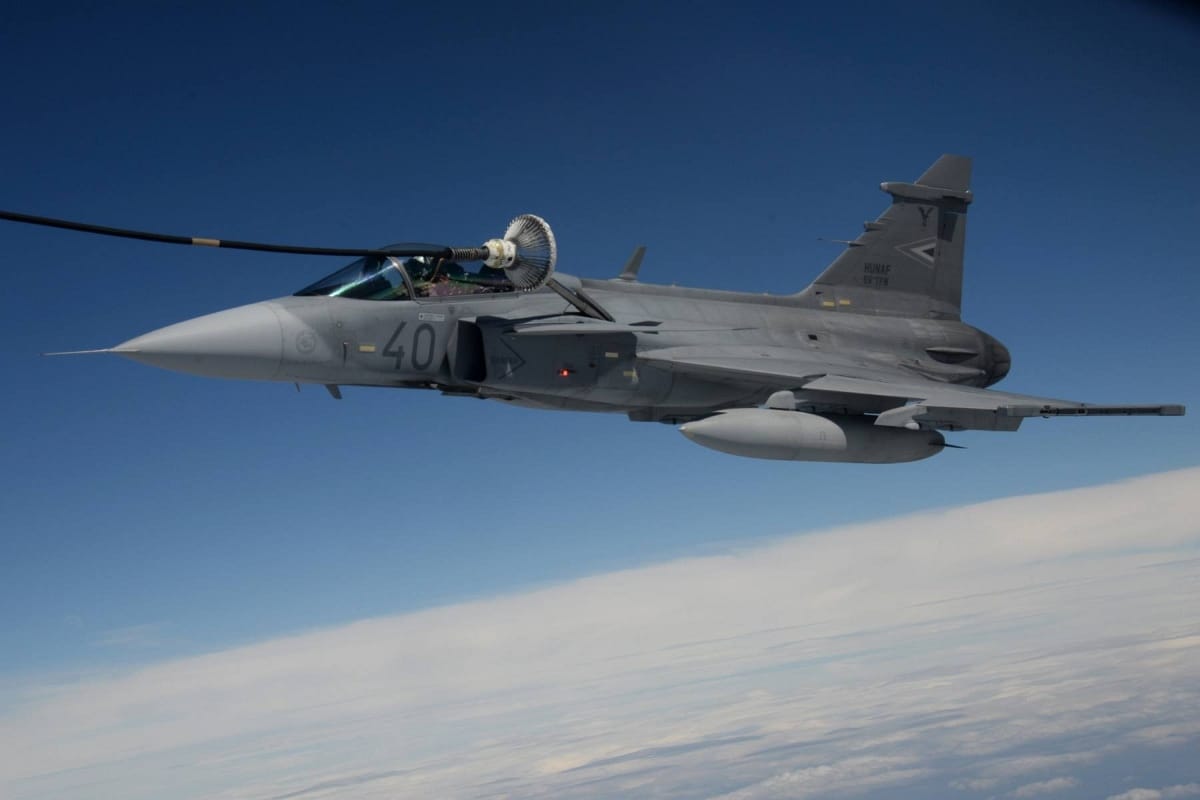 Fotók: Magyar Gripen-pilóták gyakorolják a levegőben tankolást