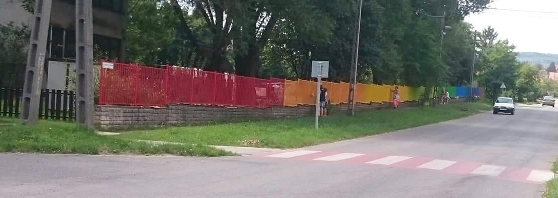 A Jobbik asszisztált a szivárványszínű kerítés miatt cirkuszoló szülők akciójához Pomázon