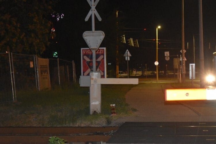 Letört sorompót hagyott maga mögött, a rendőrök a lakosság segítségével bukkannának a nyomára