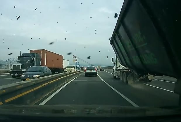 Pokoli jelenet, amikor egy kamionnak menet közben kiszakad a tengelye – videó