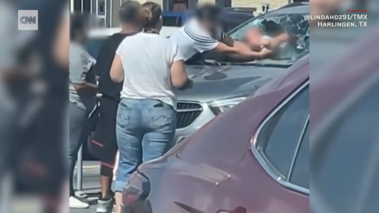 Videó: Áttörte kocsija szélvédőjét egy texasi férfi, miután véletlenül rázárta azt a gyerekére