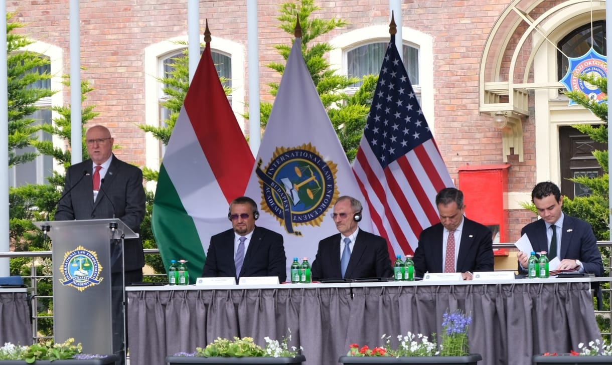 Pintér és az amerikai követség emberei együtt ünnepelték a budapesti Nemzetközi Rendészeti Akadémia alapításának kerek évfordulóját