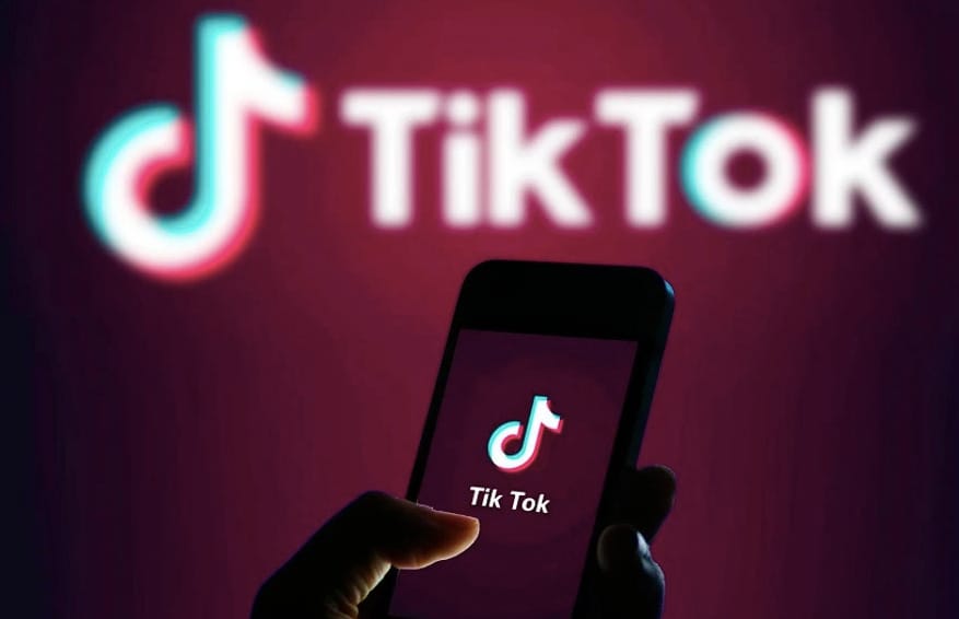 Beperelik a TikTokot a fojtogató kihívásban meghalt kislányok szülei