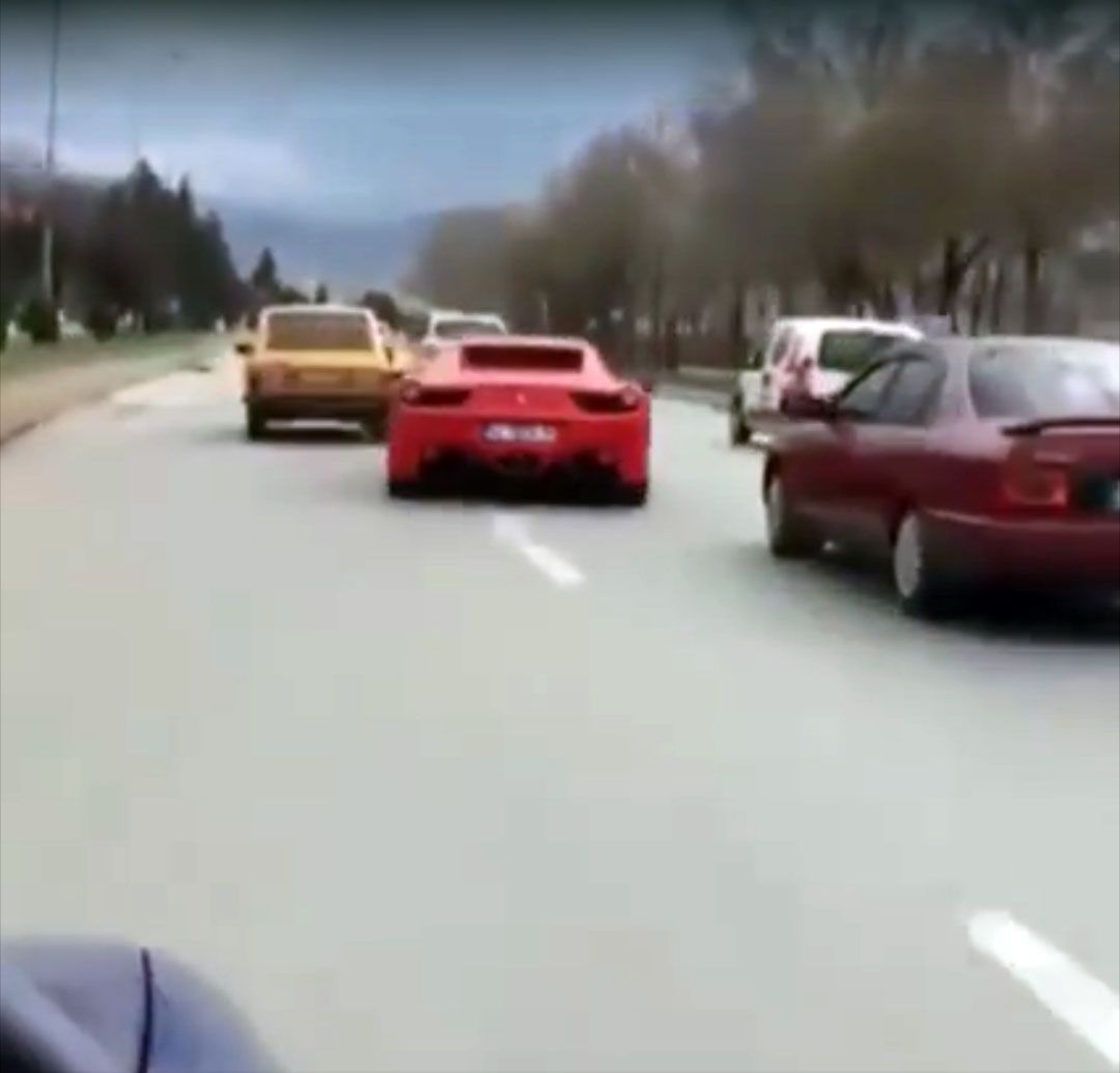 Aki így használja a Ferrariját a közúton, csúnyán pórul járhat – videó