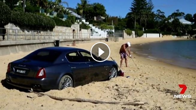 Ha már elásta magát ez Maserati a tengerparton, akkor tulaj nekiállt golfozni