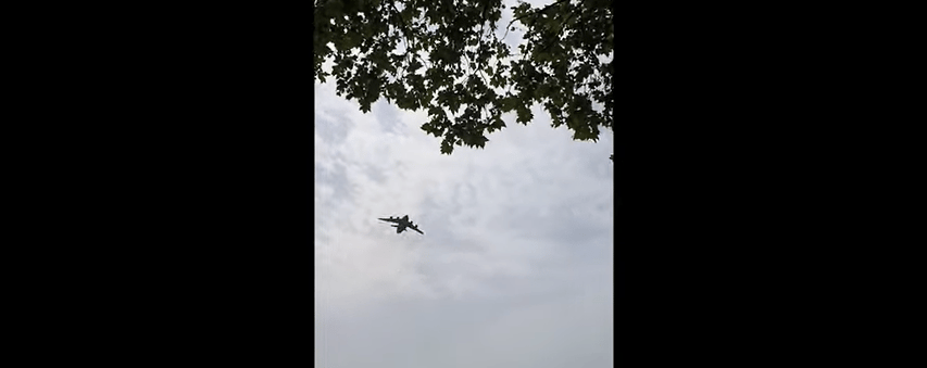 Videó: annyira alacsonyan repült a honvédségi gép a Balaton felett, hogy azt hitték, belezuhan
