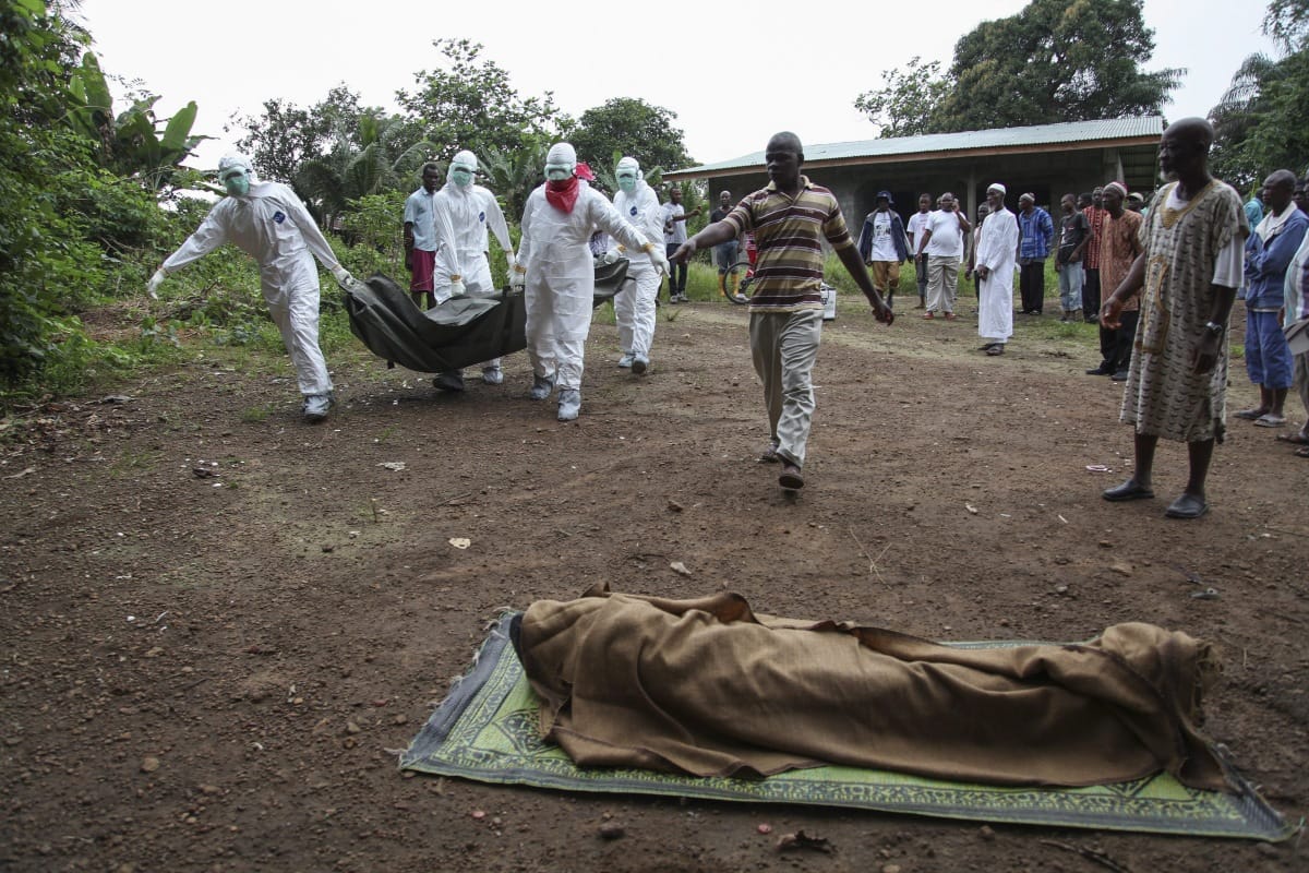 Ebola: lélektani határt lépett át az áldozatok száma