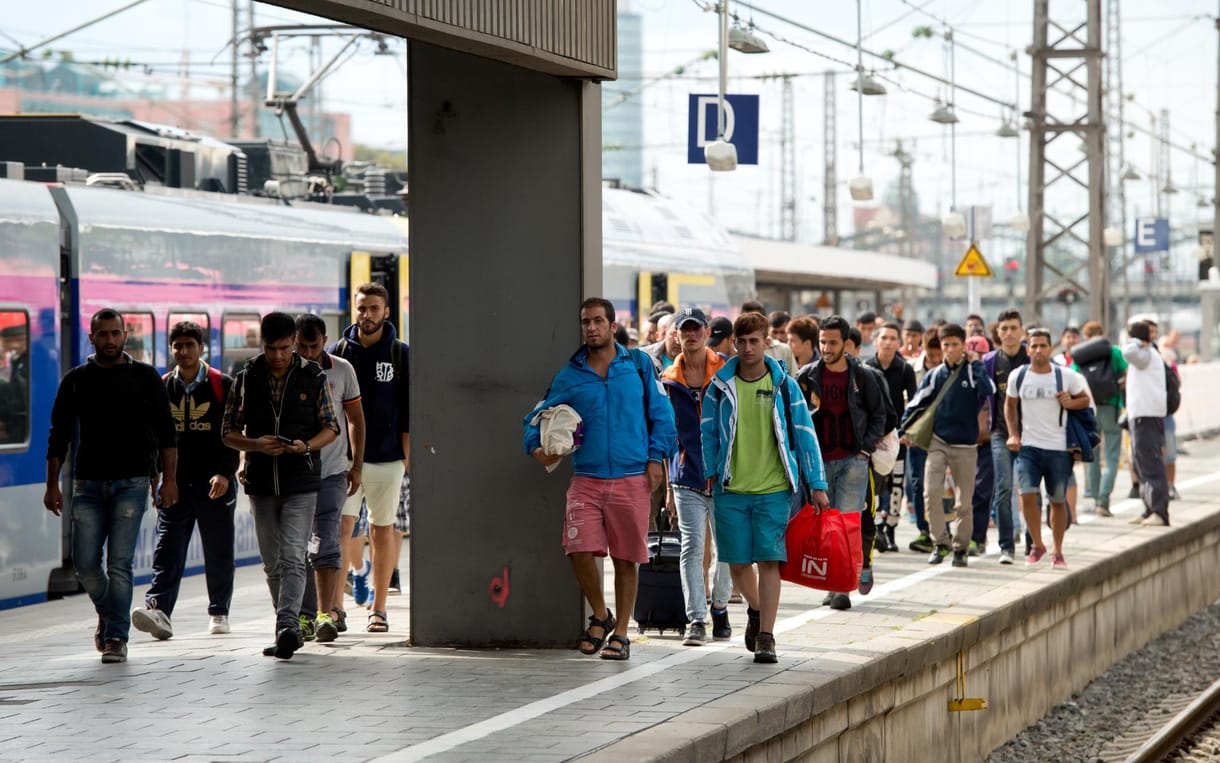 Elindult az autókonvoj a menekültekért Bécsből