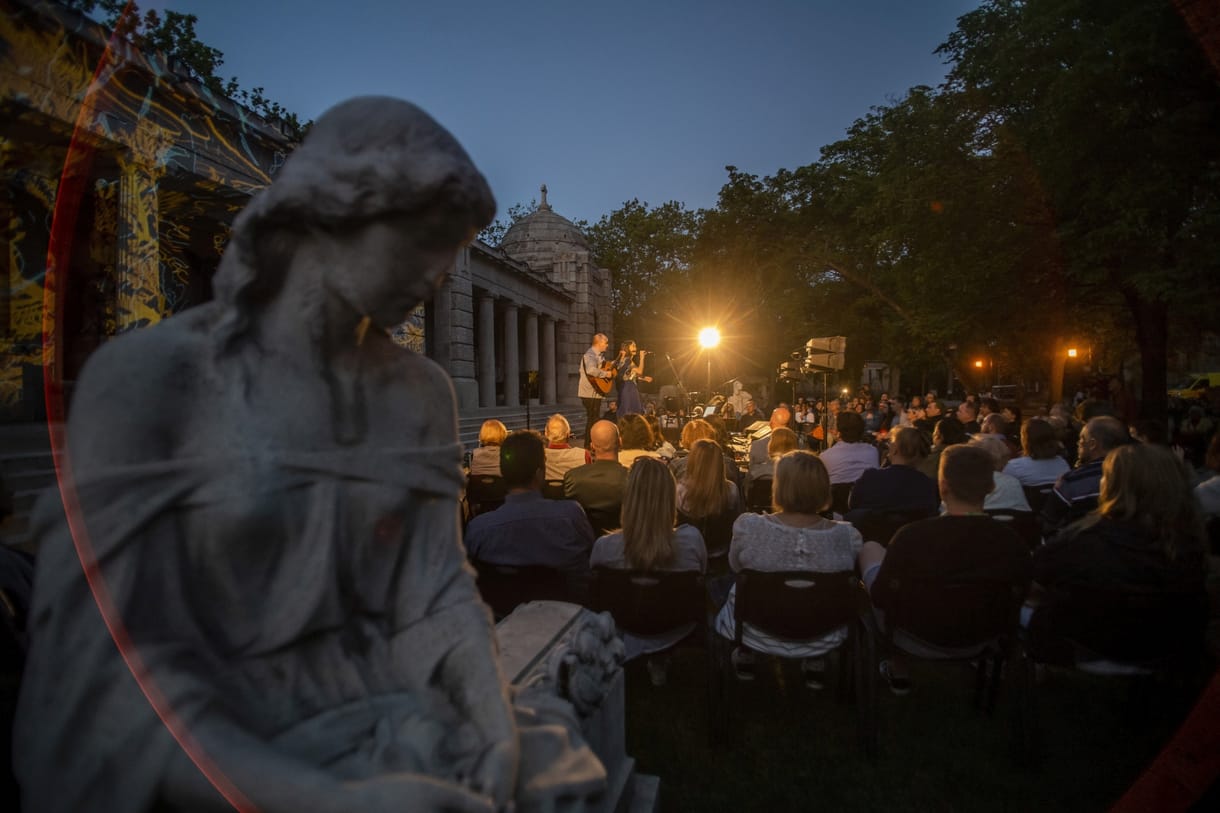 Csík Zenekar koncert és zseblámpás séta lesz a Múzeumok éjszakáján a Fiumei úti sírkertben