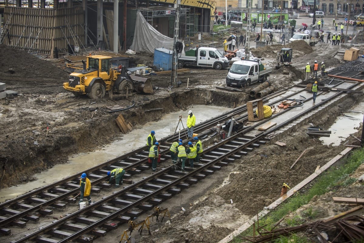 Lassan előbújnak a Széll Kálmán tér új részei – fotók